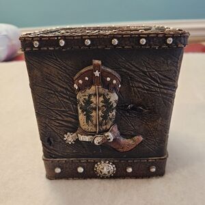 Western Design Ceramic Tissue Box Cover Accent Piece